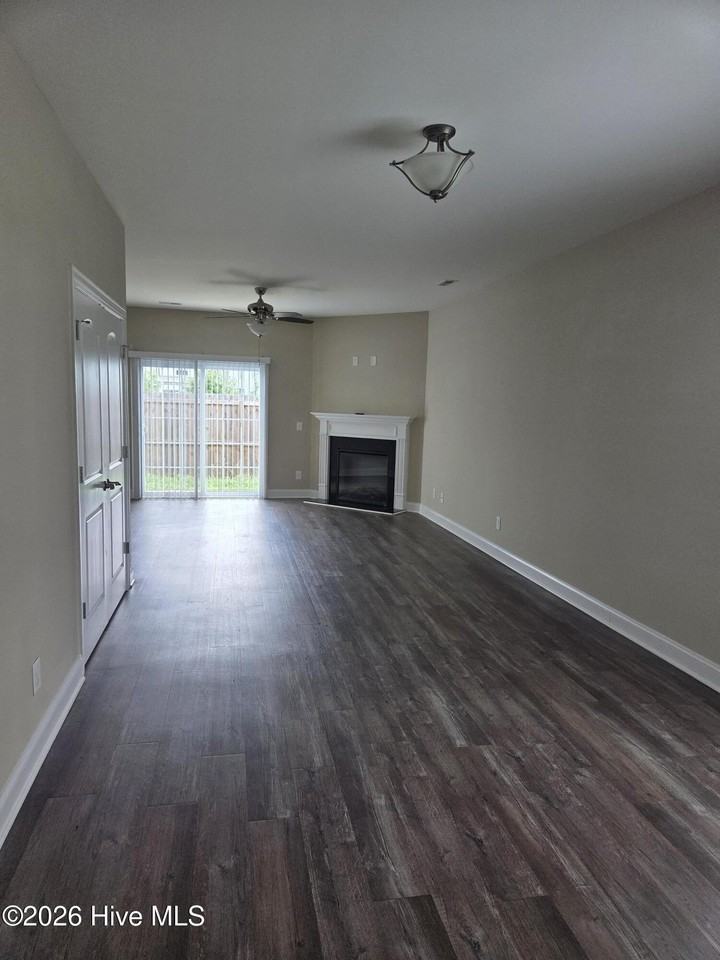 325 S Pointe Dr #B - Photo 5 of 17