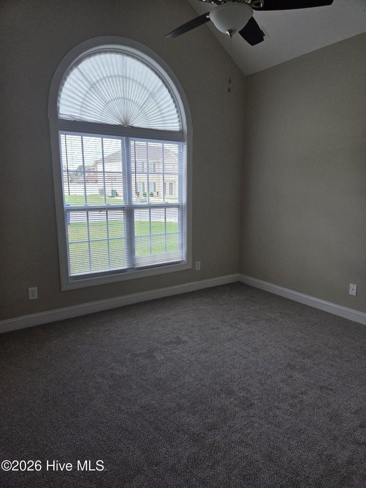 325 S Pointe Dr #B - Photo 6 of 17