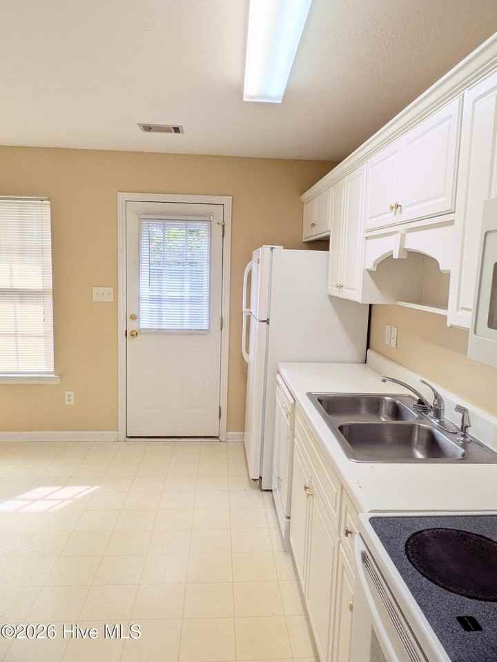 407 Flowing Creek Dr - Photo 5 of 17