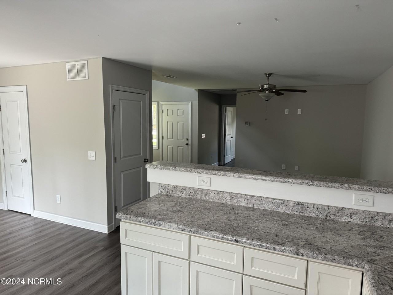 210 Jordan Ln - Photo 3 of 20