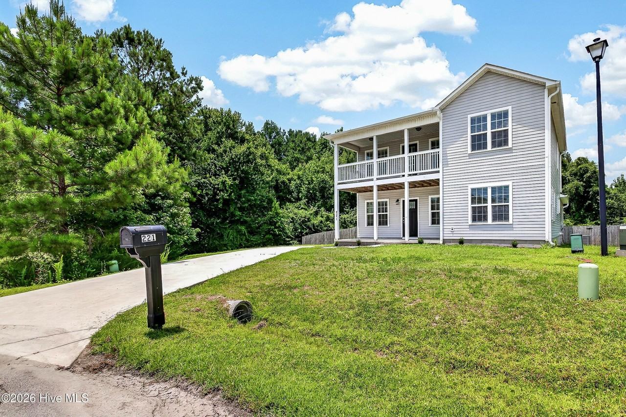 221 Robert Alan Dr - Photo 2 of 32