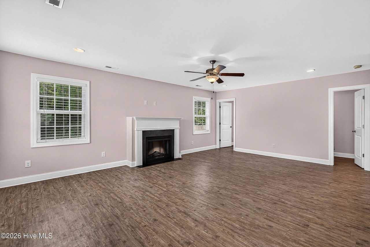 221 Robert Alan Dr - Photo 5 of 32