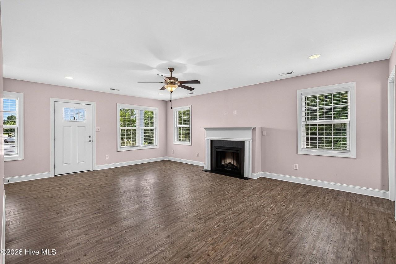 221 Robert Alan Dr - Photo 6 of 32