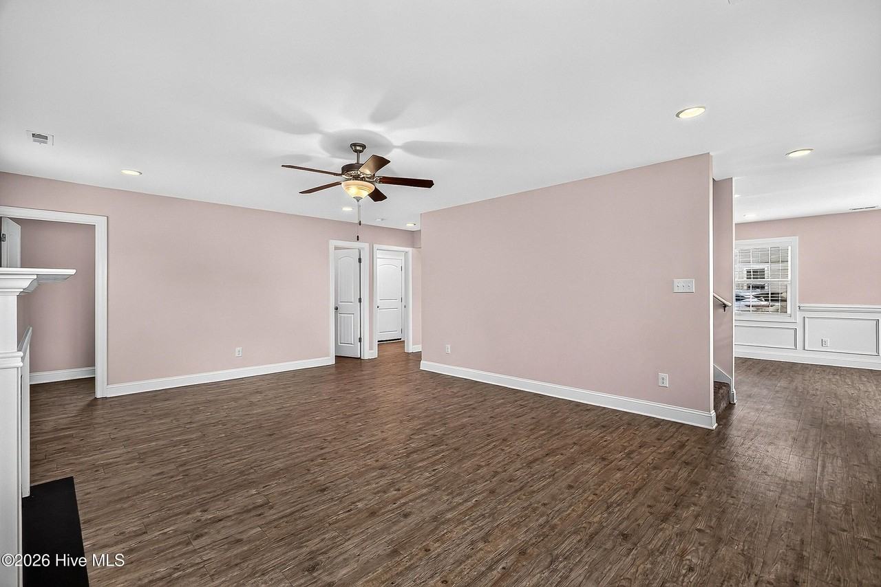 221 Robert Alan Dr - Photo 7 of 32