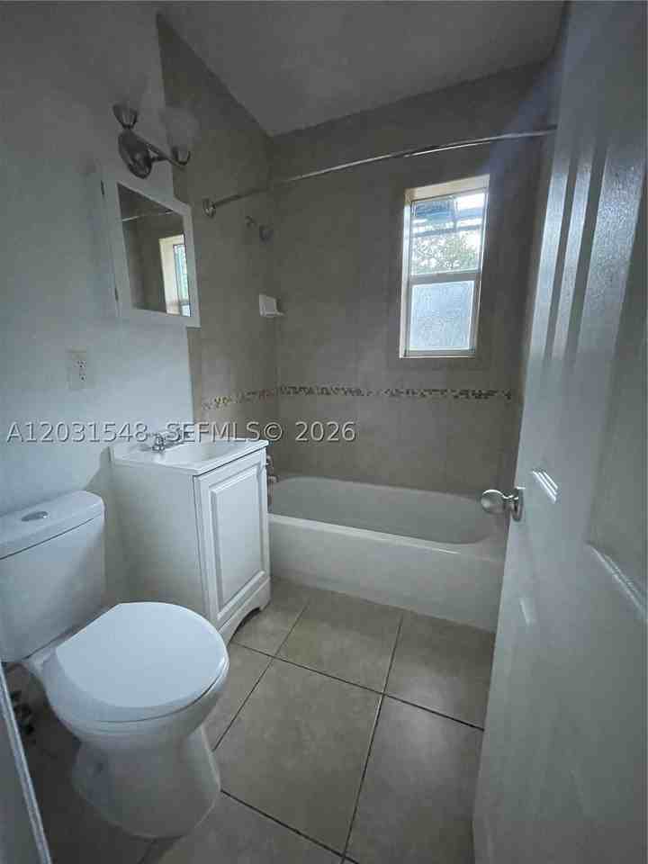 420 Sw 25th Ave #0 - Photo 4 of 8