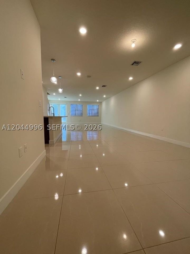 10317 Nw 66th St #10317 - Photo 3 of 12