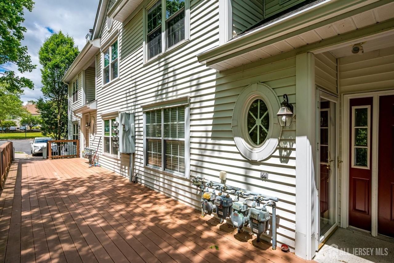 527 Brickhouse Rd - Photo 2 of 25