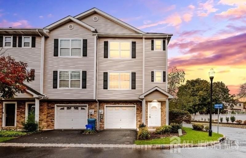 8 Alfred Ave - Photo 2 of 31