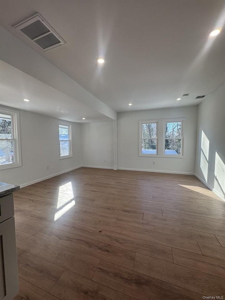 45 Abbott Dr - Photo 3 of 10