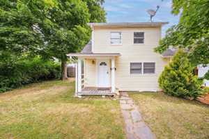 featured image of 12 1/2 Schultz St #3