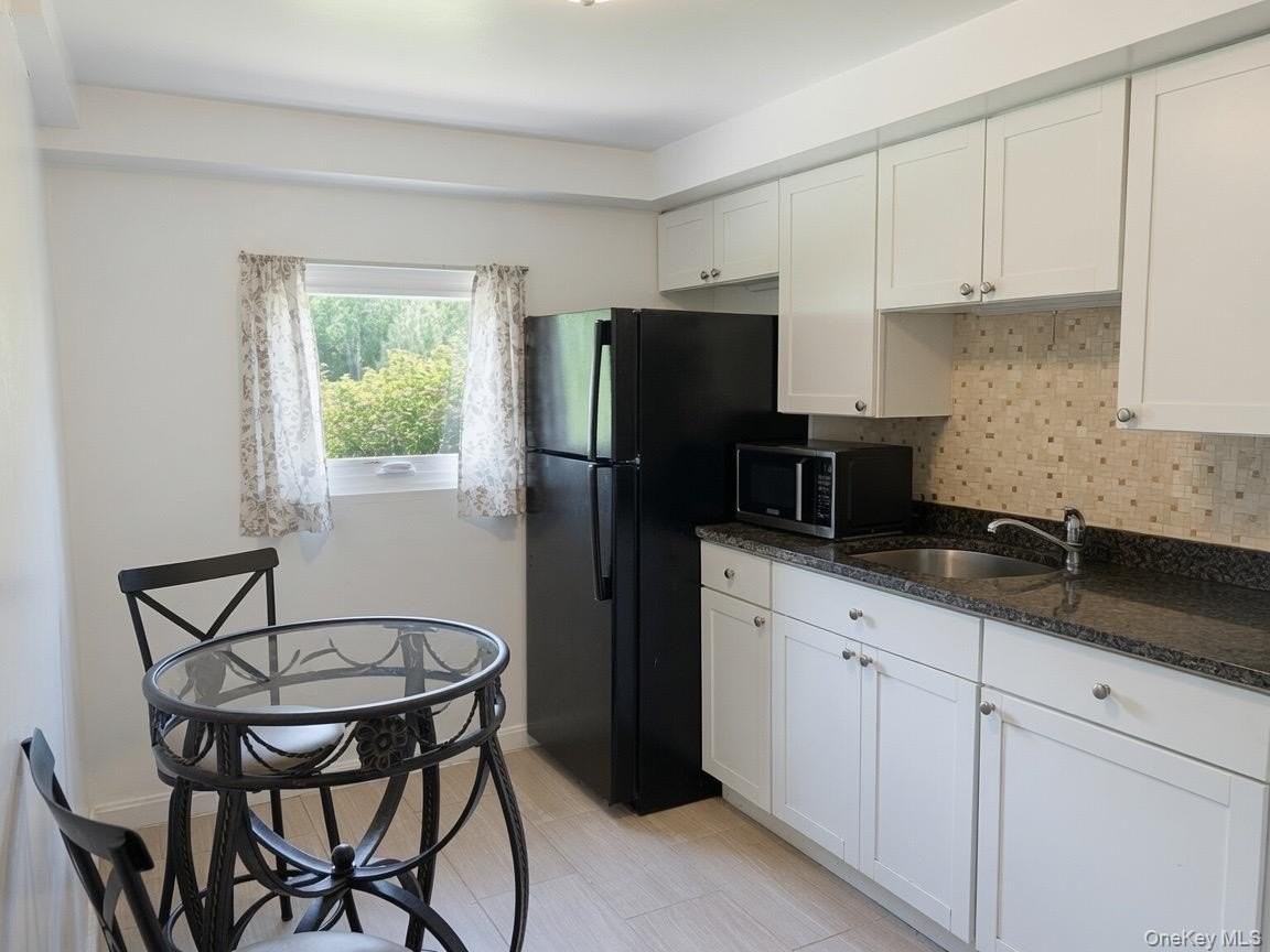 1 Holland Ln - Photo 5 of 9