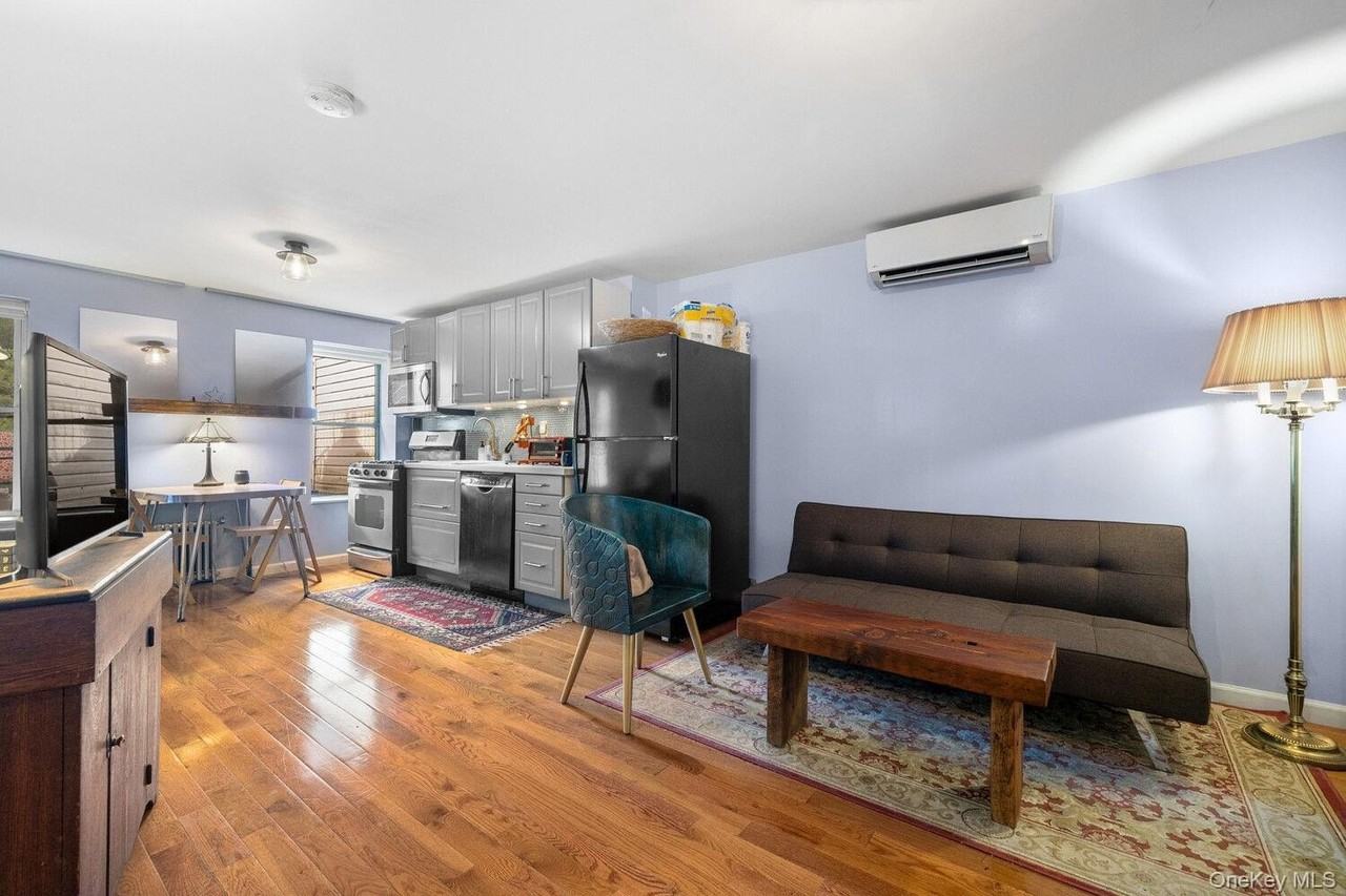 247 Bainbridge St - Photo 2 of 10