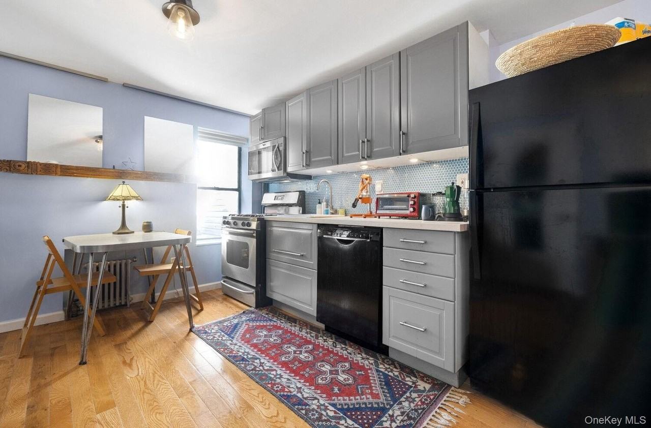 247 Bainbridge St - Photo 3 of 10