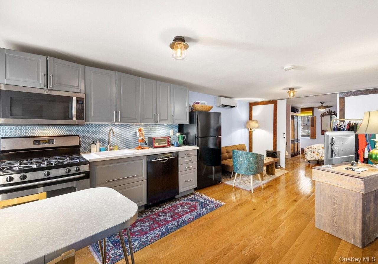 247 Bainbridge St - Photo 4 of 10