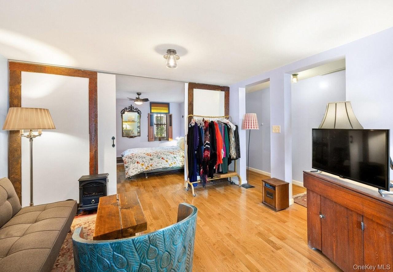 247 Bainbridge St - Photo 5 of 10