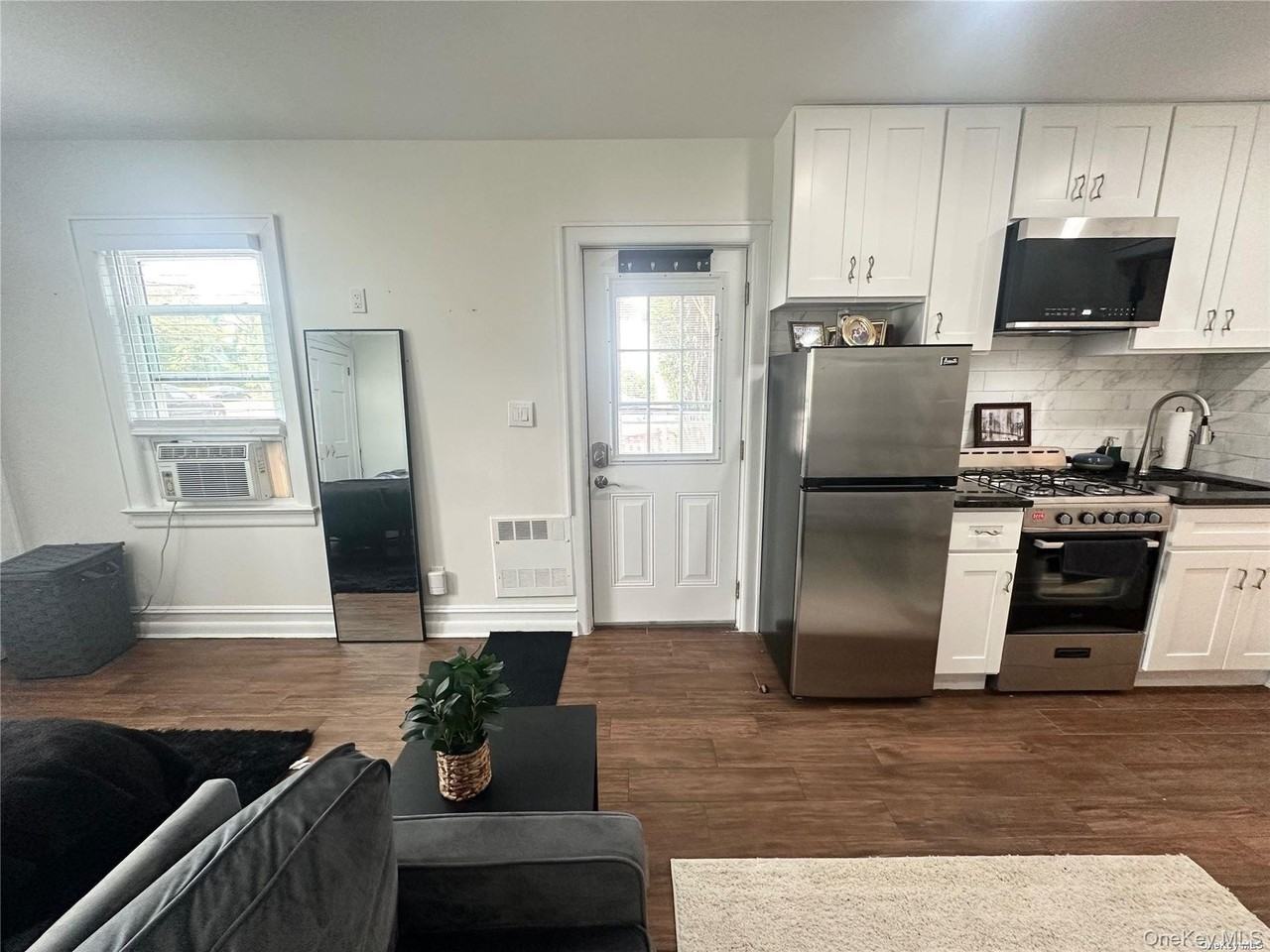272 Lincoln Blvd - Photo 3 of 6