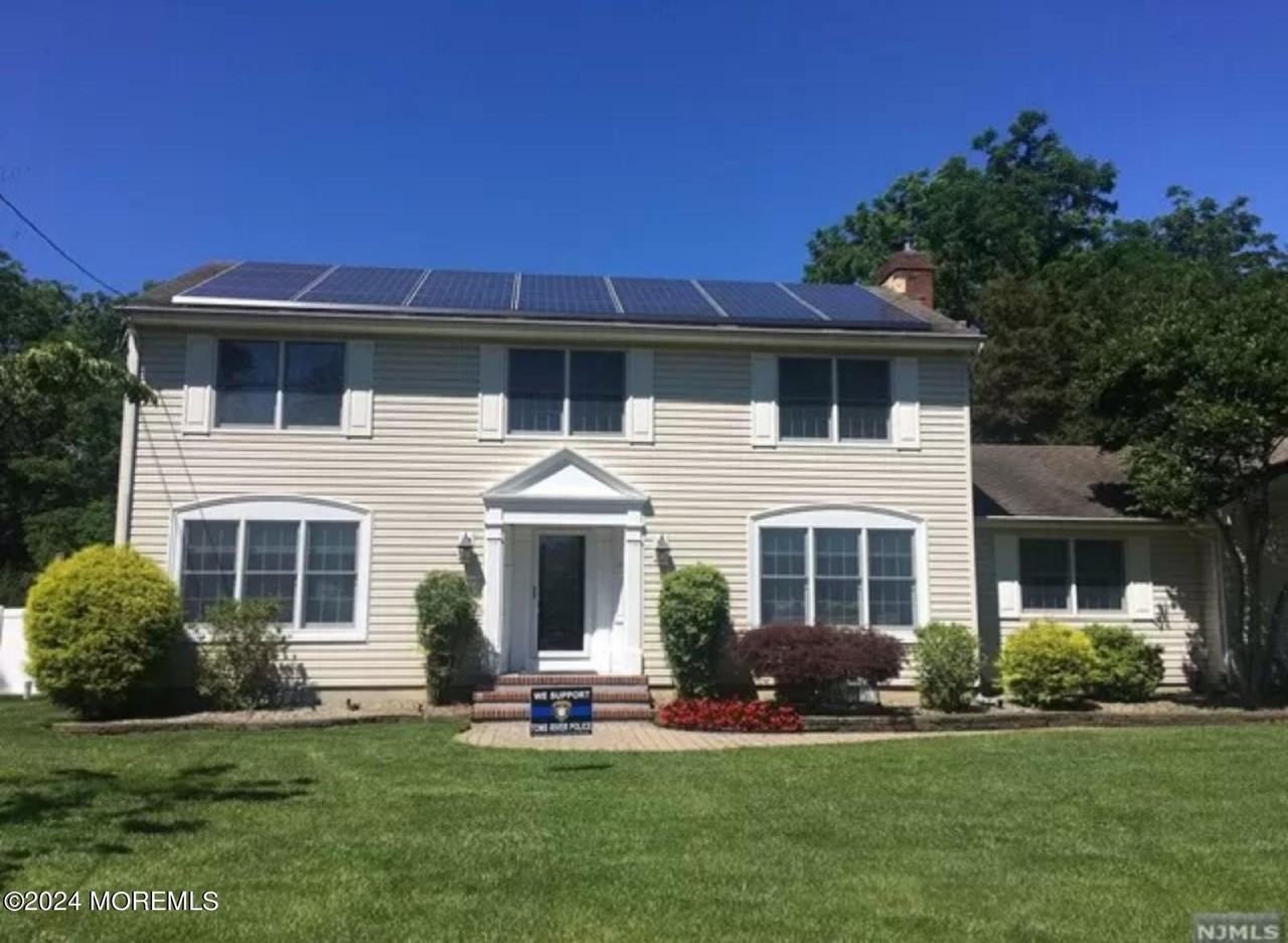1578 N Bay Ave - Photo 2 of 50