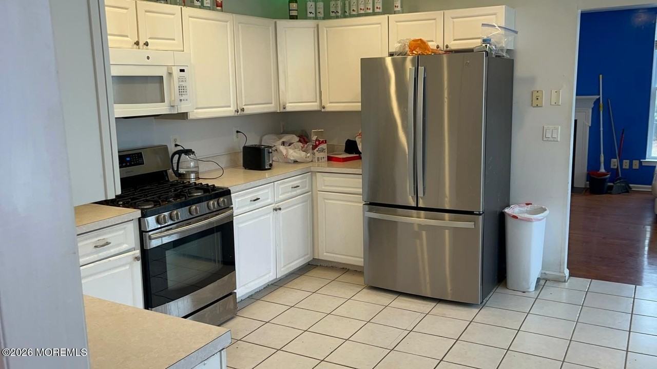 407 Hollywood Ave - Photo 2 of 3