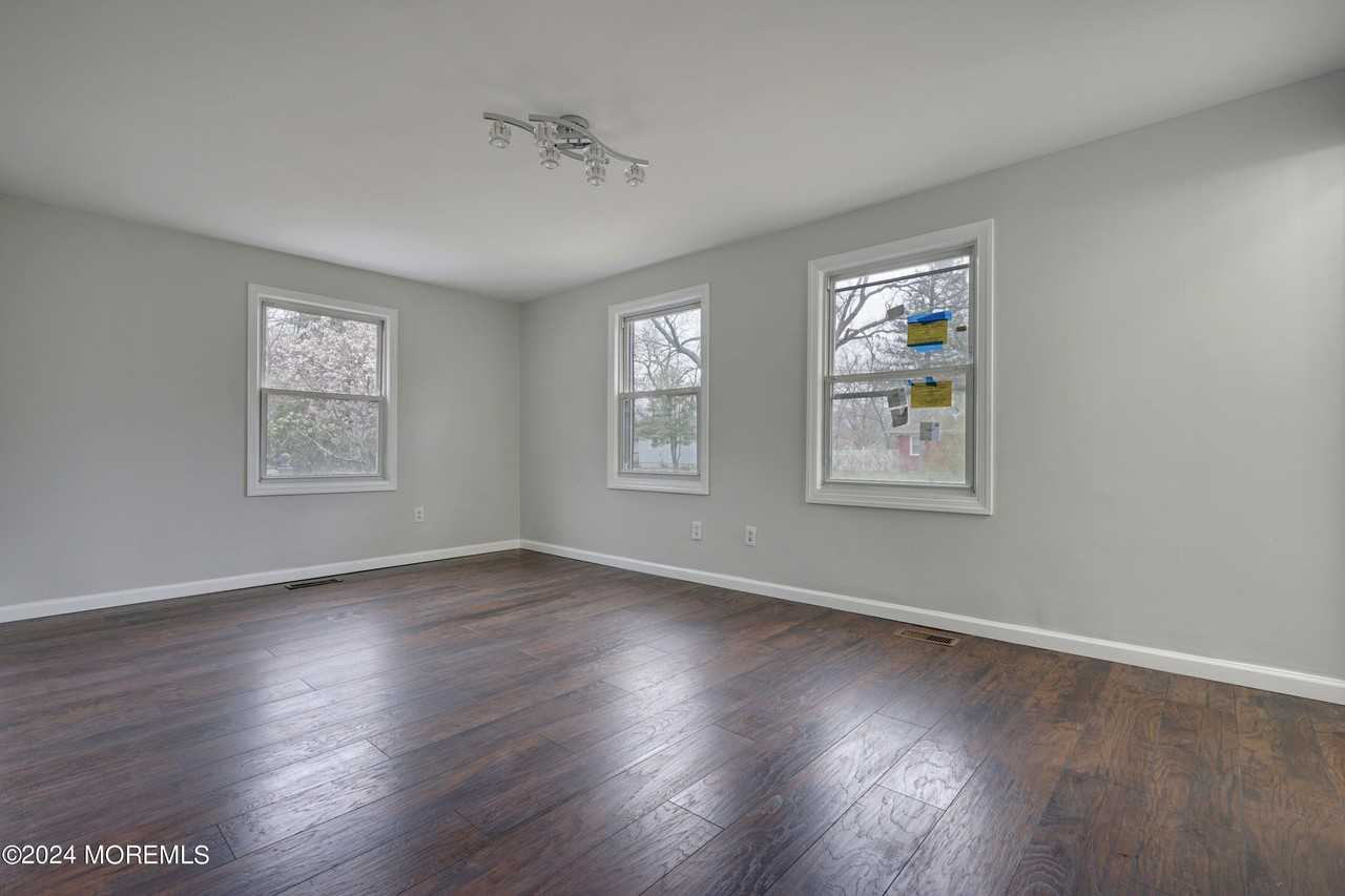 13 Swain Ave - Photo 7 of 42