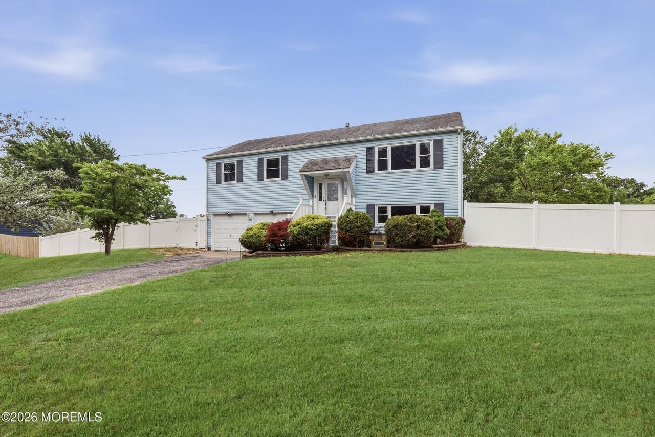 1029 Lucy Ln - Photo 3 of 30