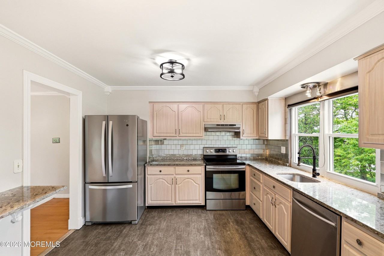1029 Lucy Ln - Photo 7 of 30