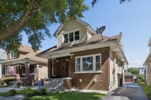 featured image of 4928 W Eddy St #2