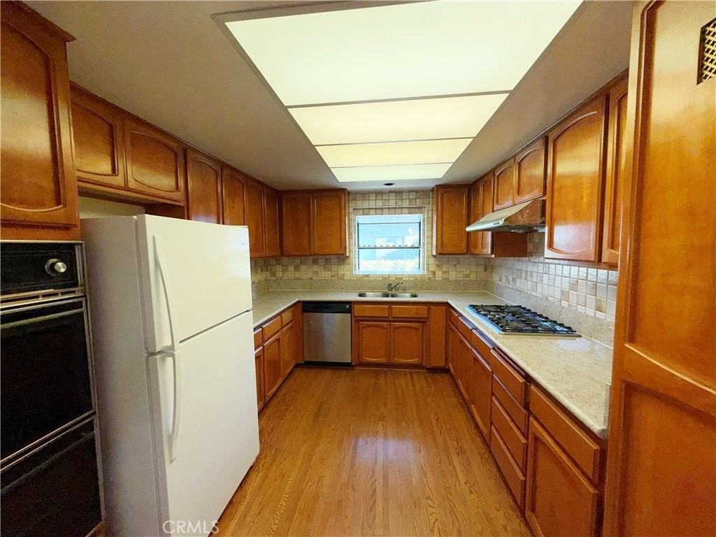 1050 Mayflower Ave - Photo 4 of 16