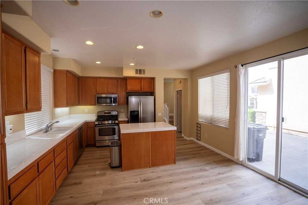 60 Crocus St - Photo 3 of 16