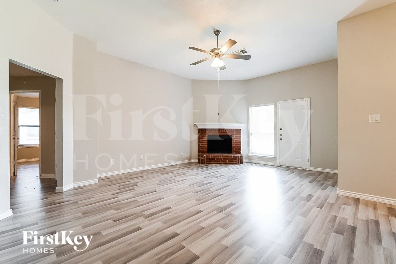 1731 Reynolds St - Photo 4 of 15