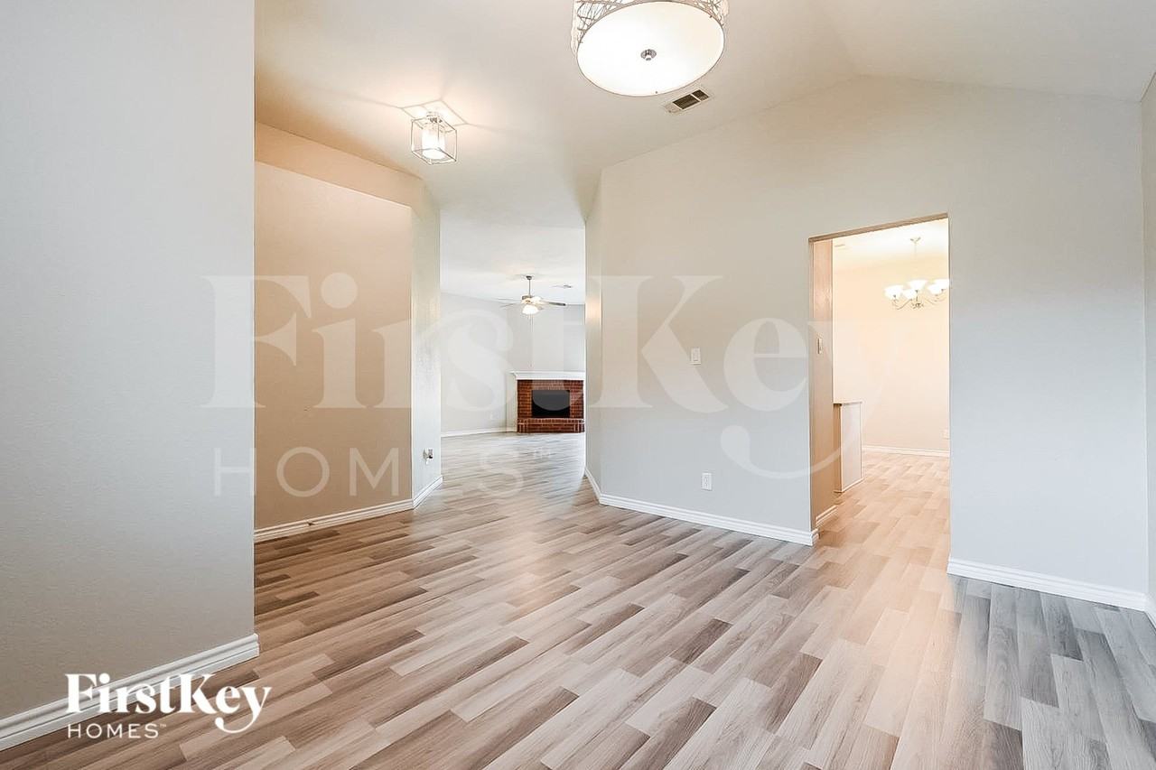 1731 Reynolds St - Photo 5 of 15