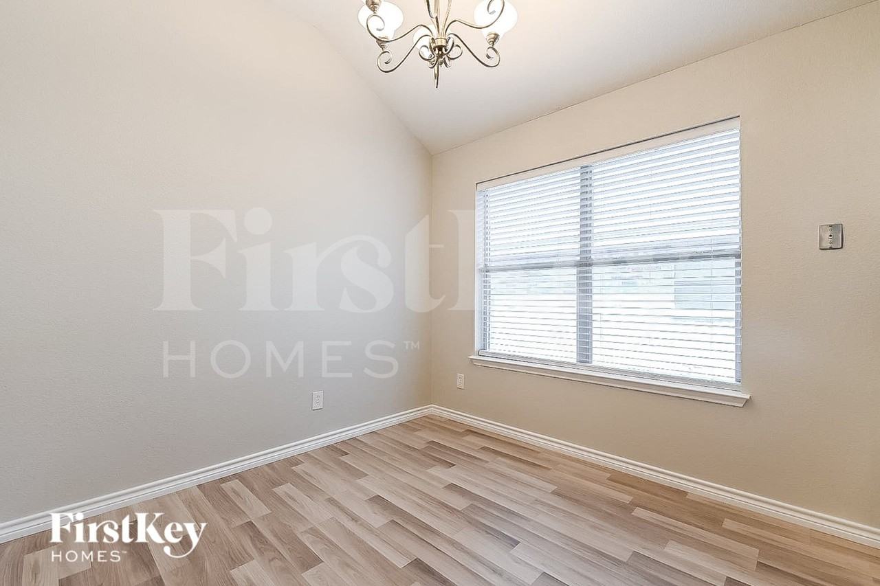 1731 Reynolds St - Photo 6 of 15