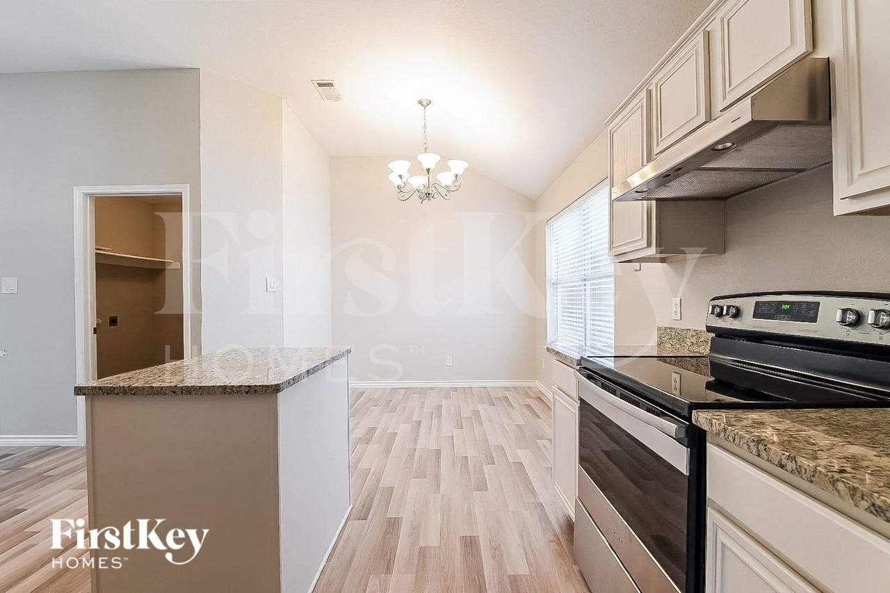1731 Reynolds St - Photo 7 of 15