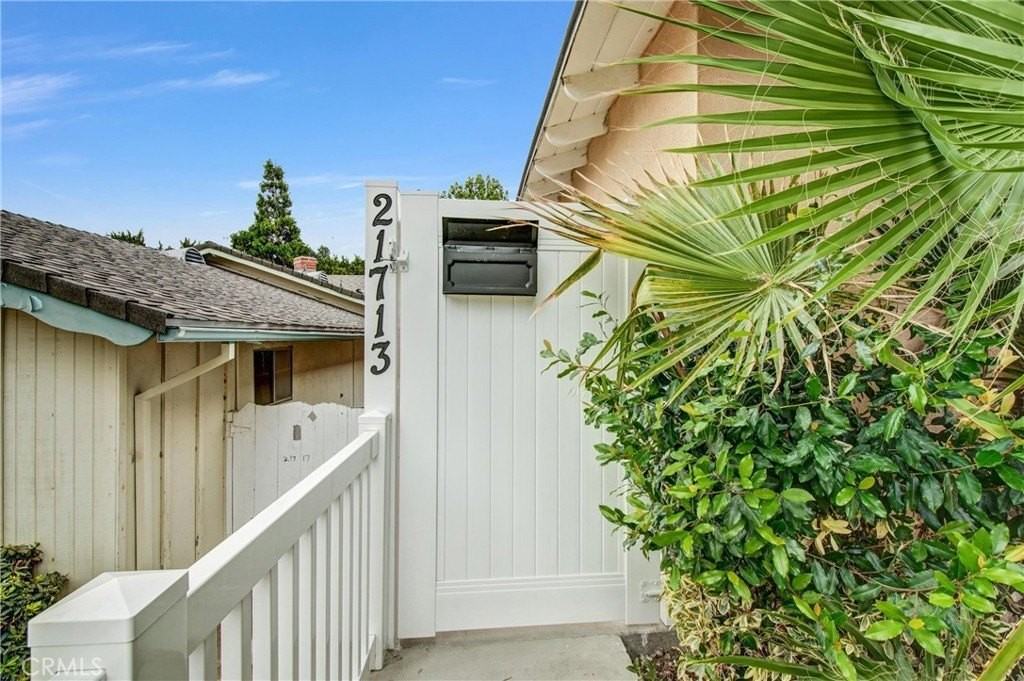 21713 Mulholland Dr - Photo 3 of 16