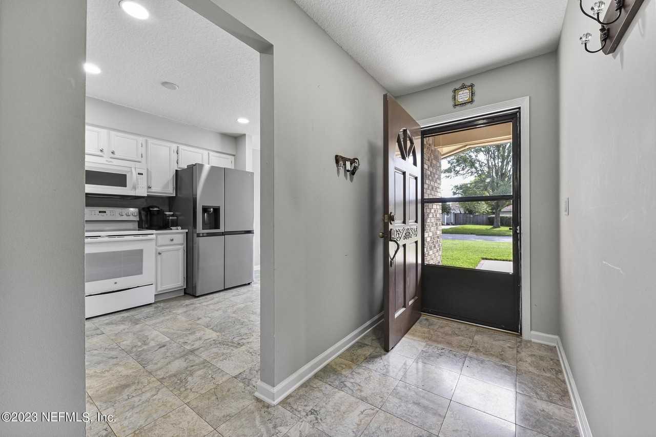 9126 Trevi Cir W - Photo 5 of 28