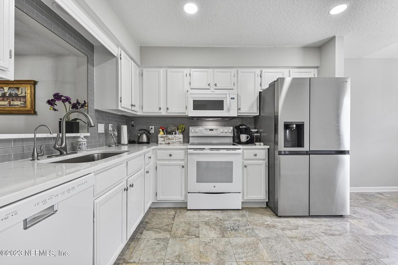 9126 Trevi Cir W - Photo 6 of 28