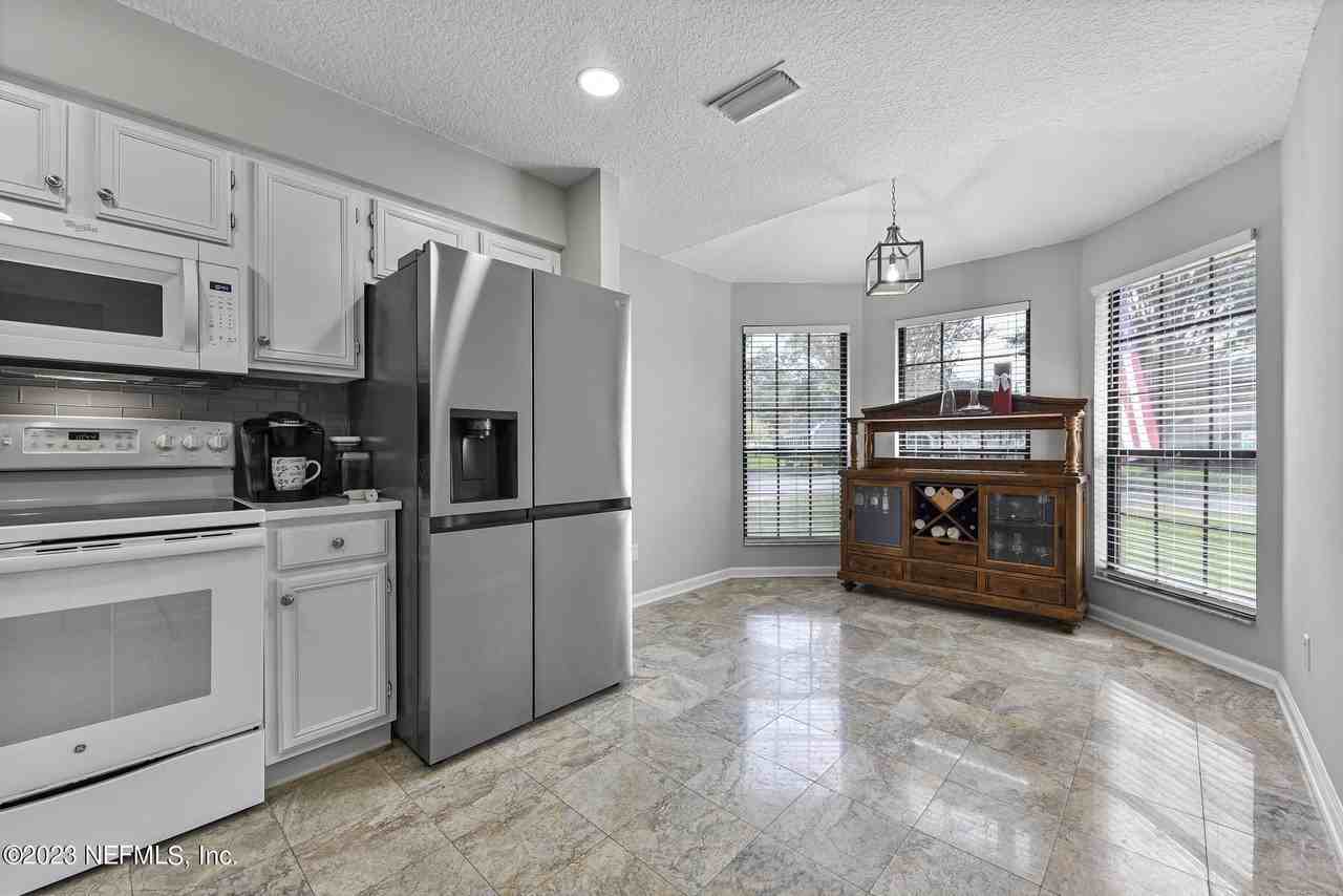 9126 Trevi Cir W - Photo 7 of 28