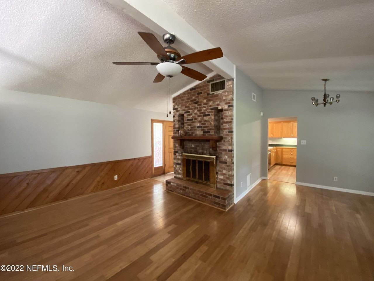 1301 Kings Rd - Photo 4 of 15