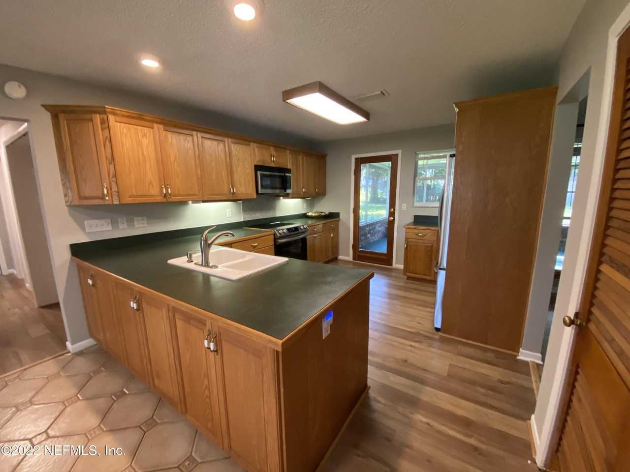1301 Kings Rd - Photo 6 of 15