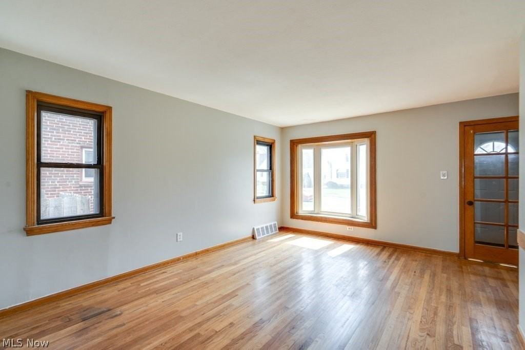 8514 Deerfield Dr - Photo 4 of 33