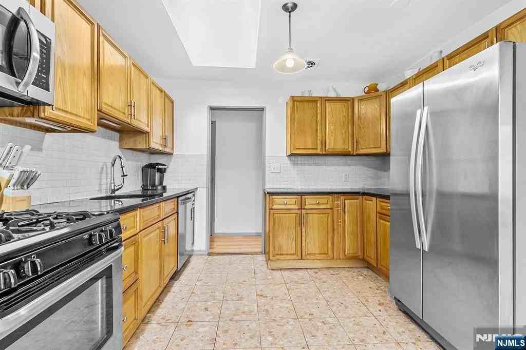 8 Halsey Ln - Photo 6 of 18