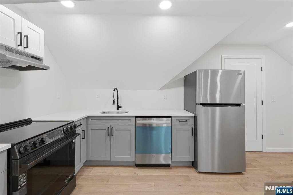 82 Grove St #4 - Photo 6 of 16