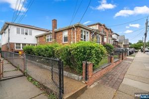 featured image of 209 8th St #1
