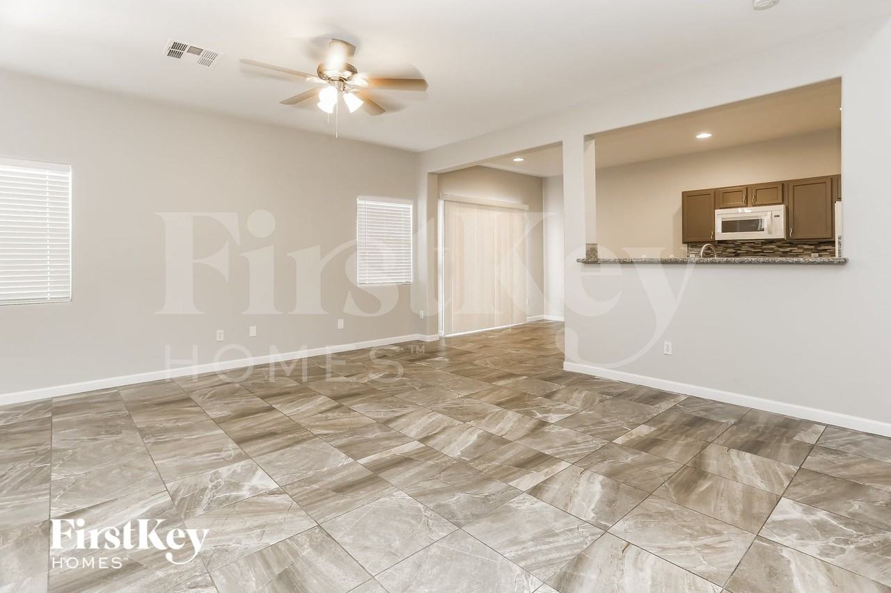 528 Brown Breeches Ave - Photo 2 of 15
