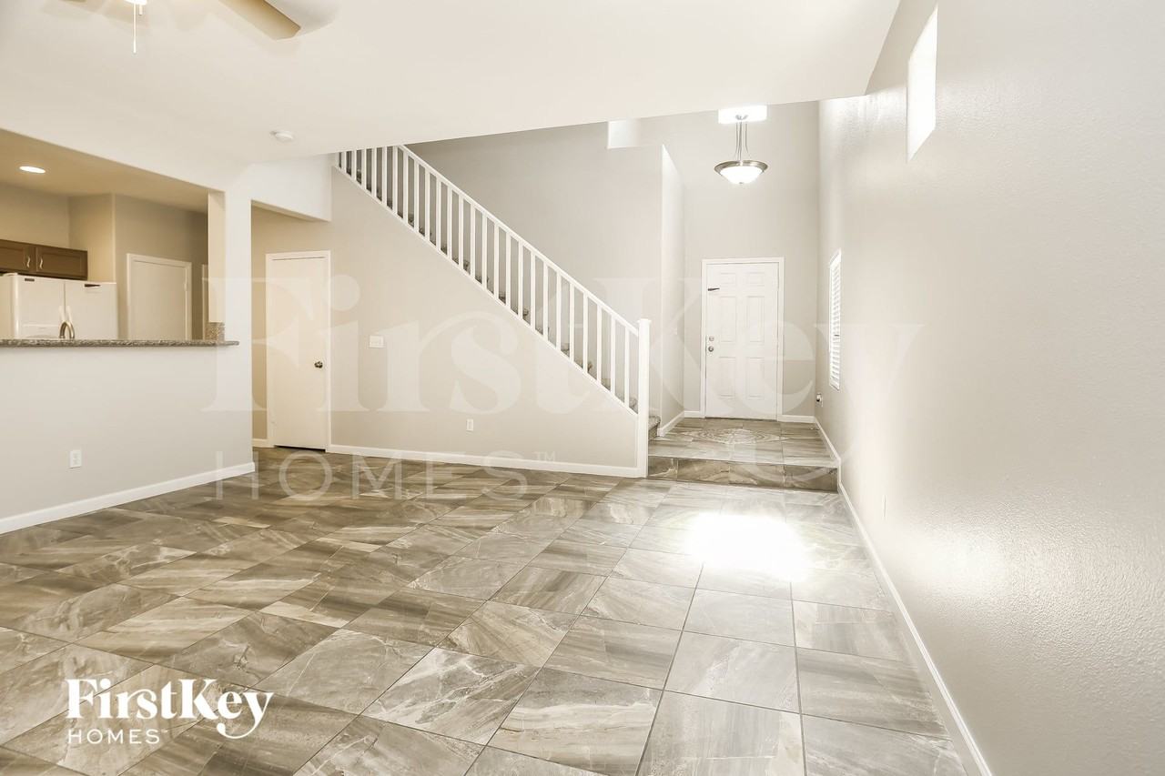 528 Brown Breeches Ave - Photo 3 of 15