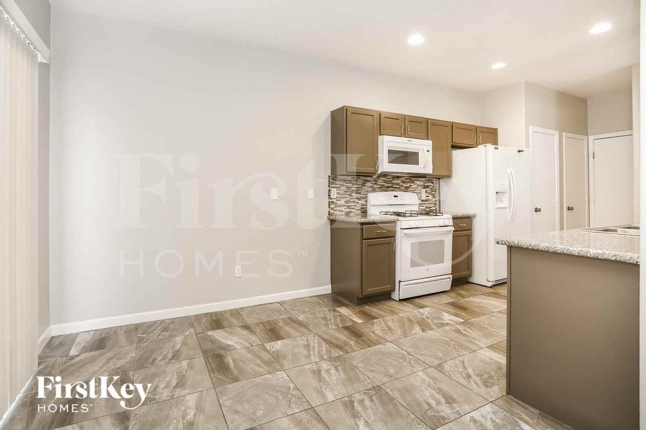 528 Brown Breeches Ave - Photo 4 of 15