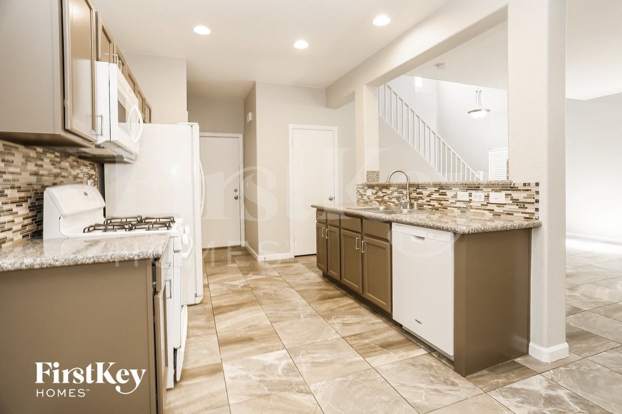 528 Brown Breeches Ave - Photo 5 of 15
