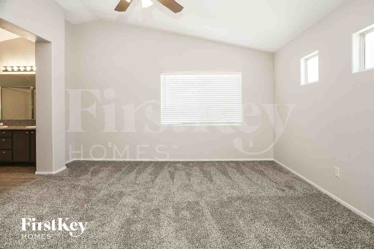 528 Brown Breeches Ave - Photo 6 of 15