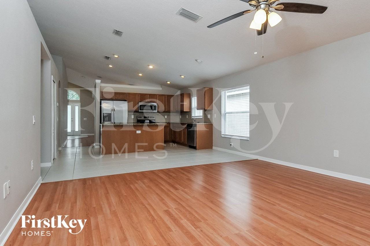 8129 Alamosa Wood Ave - Photo 5 of 15