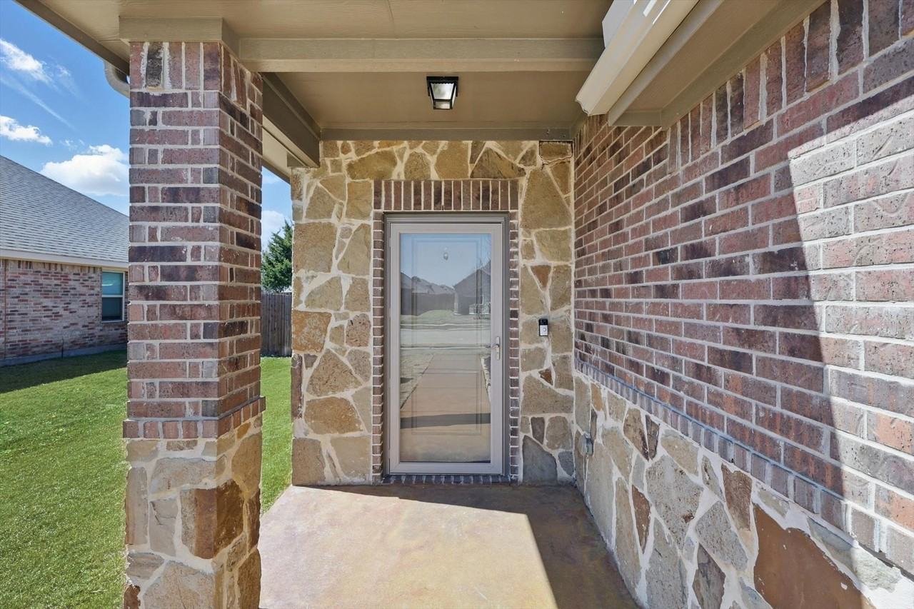 1530 Woodlake Dr - Photo 2 of 19