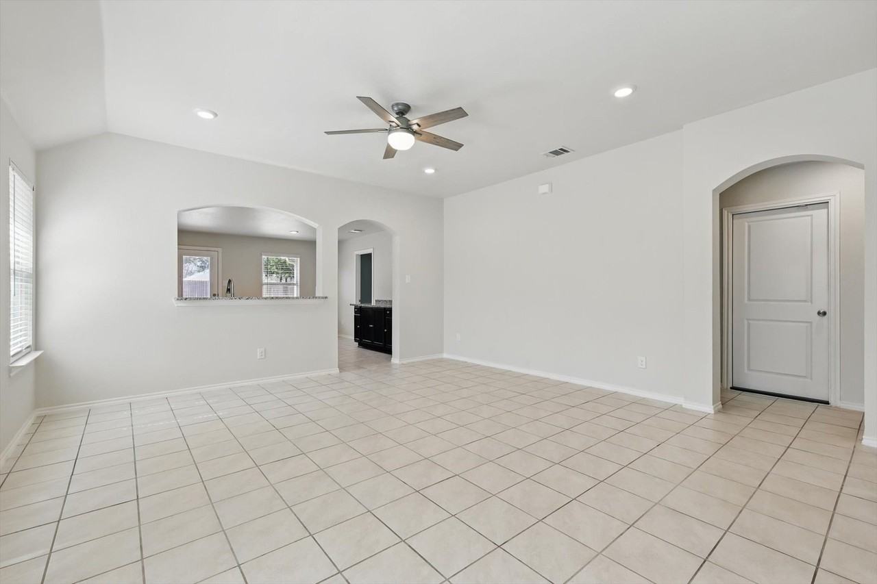 1530 Woodlake Dr - Photo 3 of 19